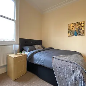 Spacious Victorian Studio Flat Homestay Doncaster